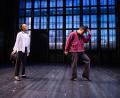 Bild: Daniel Reinhardt/dpa
Der Musiker Nico Santos (r) nimmt an einem Moonwalk-Workshop im Stage Theater an der Elbe teil.