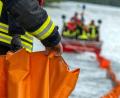 Bild: Pia Bayer/dpa
Feuerwehrleute errichten auf der Donau eine Ölsperre. (Symbolbild)