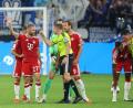Bild: Fabian Strauch/dpa
Die Bayern-Spieler beschweren sich bei Schiedsrichter Robert Schröder.