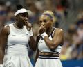Bild: Adam Hunger/AP/dpa
Venus (l) und Serena Williams berieten sich auf dem Court.