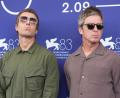 Bild: Scott A Garfitt/Invision/AP/dpa
Liam Gallagher (l) und Noel Gallagher beim traditionellen Fototermin vor der Pressekonferenz.