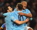 Bild: Peter Powell/dpa
Einst gemeinsam bei Manchester City: Edin Dzeko (M.) und Vincent Kompany. (Archivbild)