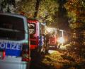 Bild: Christoph Reichwein/dpa
Die Polizei war am Freitag in einem Wald im Einsatz, wo das Fahrzeug des Tatverdächtigen gefunden wurde.