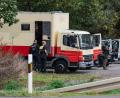 Bild: Daniel Evers/WupperVideo/dpa
Dieser zu einem Wohnwagen umgebaute Lkw soll dem Tatverdächtigen gehören.