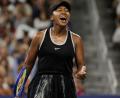 Bild: Adam Hunger/AP/dpa
Naomi Osaka jubelt erleichtert.