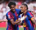 Bild: Alberto Saiz/AP/dpa
Barcelonas Lamine Yamal (l) und Raphinha feiern den nächsten Sieg.