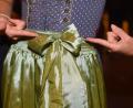 Bild: Felix Hörhager/dpa
Wo die Dirndl-Schleife sitzt, ist nicht egal. (Archivbild)