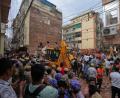 Bild: Rajesh Kumar Singh/AP/dpa
Rettungskräfte suchen in Neu-Delhi unter den Trümmern eines eingestürzten Gebäudes nach Überlebenden.