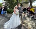Bild: ck
Die beiden strahlen: Lea Walbert und Manuel Zimmermann haben am Samstag in der Klosterkirche St. Felix in Neustadt/WN geheiratet. Faschingsverein und DJK Neustadt/WN gratulierten nach der kirchlichen Trauung und stießen dann gleich auf das Brautpaar an.