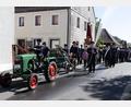 Bild: Roland Wellenhoefer
Ein historischer Allgaier-Traktor mit Handdruckspritze führte den Festzug durch Wildenreuth an.