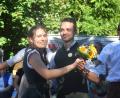 Bild: Ernst Frischholz
Isabell Schmidt und Johannes Stahl hielten zum Schluss den Kirwastrauß in ihren Händen. Damit sind sie das neue Oberkirwapaar von Weißenbrunn.