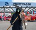 Bild: Jan Woitas/dpa
Protestaktion vor dem Werkstor von Volkswagen in Zwickau. Tausende Beschäftigte von VW und seinen Zulieferern in der Region sorgen sich um die Zukunft ihrer Jobs. (Archivbild)
