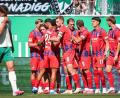 Bild: Daniel Karmann/dpa
Budu Siwsiwadse (M) schlägt für die Heidenheimer zu.