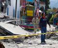 Bild: Ramses Mercado/AP/dpa
Feuerwehrleute untersuchten das durch eine Feuerwerksexplosion zerstörte Gebiet.