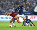 Bild: Fabian Strauch/dpa
Immer zwei gegen einen: Luis Díaz (links) hat einen Schalker ausgespielt, der nächste ist dann Endstation.