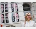 Bild: Christian Charisius/dpa
Caren Heuer, Direktorin des Lübecker Buddenbrookhauses, steht vor dem geschlossenen Buddenbrookhaus in der Lübecker Altstadt.
