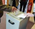 Bild: Kay Nietfeld/dpa
Ein Wähler wirft seinen gefalteten Stimmzettel in die Wahlurne in einem Wahllokal.