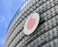 Bild: Federico Gambarini/dpa
Das Vodafone-Logo an der Deutschlandzentrale des Telekommunikationskonzerns in Düsseldorf. (Archivbild)