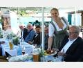 Bild: Rudolf Hirsch
Die Karpfensaison wurde heuer im Gasthaus "Holzwurm" in Hohenirlach eröffnet. Renate Weiherer servierte den Gästen Fischsuppe und Dreierlei vom Karpfen.