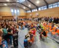 Archivbild: Armin Aichinger
Wenn die Erstklässler zum Start des neuen Schuljahres in der Marien-Grundschule begrüßt werden, ist in der Turnhalle immer mächtig was los – wie hier auf unserem Archivbild von 2024.