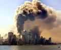 Archivbild: Hubert Boesl/dpa
Das Archivbild vom 11. September 2001 zeigt die Südspitze von Manhattan mit den einstürzenden Türmen des World-Trade-Centers in New York. Mehrere tausend Menschen kamen bei dem terroristischen Anschlag ums Leben. Der Gedenktag jährt sich heuer zum 25. Mal.