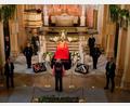 Bild: Fredrik Varfjell/NTB/dpa
Viele Norwegerinnen und Norweger wollen sich am Sarg von König Harald V. verabschieden. Bis zum Tag vor dessen Begräbnis können sie das in der Schlosskapelle tun.