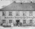 Bild: Archiv Bayerischer Hof
Johann Georg Renner mit seiner Familie. Das Foto stammt aus dem ausgehenden 19. Jahrhundert. Die Fässer links im Bild fassen jeweils 200 Liter.