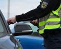 Bild: Katharina Kausche/dpa
Bei einer Grenzkontrolle ziehen die Beamten den überbesetzten Wagen aus dem Verkehr. (Symbolbild)