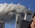 Archivbild: Richard Drew
Dichter Rauch steigt am Morgen des 11. September 2001 aus den brennenden Zwillingstürmen des World Trade Centers in New York auf, nachdem entführte Flugzeuge dort eingeschlagen waren. Die Terroranschläge jähren sich heuer zum 25. Mal.