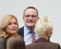 Bild: Kay Nietfeld/dpa
Jens Spahn war bei seiner Rückkehr in die Bundestagsfraktion ein beliebter Gesprächspartner.