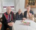 Bild: Annemarie Mösbauer
Bürgermeisterin Sonja Meier (rechts) gratulierte Inge Neumann zum 85. Geburtstag. Gemeinsam mit ihrem Ehemann Klaus Neumann lebt die Rentnerin in Winklarn.