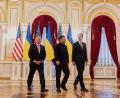 Bild: -/Ukrainian Presidential Press Office/AP/dpa
Am Sonntag führten die Gesandten des US-Präsidenten Trump, Jared Kushner (r) und Steve Witkoff Gespräche mit dem ukrainischen Präsidenten Wolodymyr Selenskyj in Kiew.