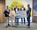 Bild: Christina Liedl
OB Dr. Benjamin Zeitler und Tina Abel-Pschierer von der Seniorenfachstelle freuen sich über den Spendenscheck der Volksbank.