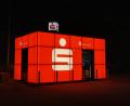 Bild: Jennifer Battaglia
Echter Hingucker: der neue Sparkasse-Pavillon an der Regensburger Straße in Amberg. Aus Sicherheitsgründen ist der rechteckige Würfel nachts beleuchtet - natürlich energiesparend. Gesteuert wird das Licht über eine Dämmerungsschaltung.
