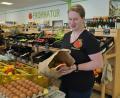 Bild: Udo Lanz
Ramona Ulrich zeigt in ihrem Laden in Tirschenreuth eine Überraschungstüte, wie sie sie regelmäßig auf der Plattform "Too Good To Go" anbietet. Neben Obst und Gemüse können darin auch Backwaren zu finden sein. Immer mittwochs beliefert Ulrich dagegen die Mitterteicher Tafel.