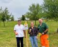 Bild: ILE Region VierStädtedreieck
ILE-Vorsitzender Edgar Knobloch, ILE-Regionalmanagerin Daniela Koslowski und Stadtgärtner Alexander Eismann beim Kennzeichnen einer Streuobstwiese in Grafenwöhr.