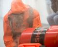 Symbolbild: picture alliance / dpa
Einsatzkräfte der Feuerwehr üben den Einsatz bei einem Chemieunfall.