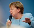 Bild: Henning Kaiser/dpa
Man mag es kaum glauben: Angela Merkel scrollt manchmal auf Insta.