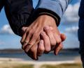 Bild: Axel Heimken/dpa
Die meisten Menschen wählen eine Partnerin oder einen Partner mit gleichem Bildungsniveau. (Symbolbild)