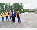 Bild: njn
Freude über die abgeschlossene Straßensanierung in Erbendorf: Bauleiter Alexander Reinhold vom Straßenbauamt (von rechts),
Bürgermeister Bernhard Schmidt, Bauamtsleiter Sebastian Kraus sowie Projektleiter Tobias Müller und Bauleiter Louis Holmer vom ausführenden Bauunternehmen Markgraf.