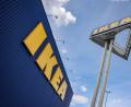 Bild: Oliver Berg/dpa
Ein bekanntes Logo: Der Möbelriese Ikea. (Archivbild)