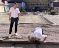 Bild: Christine Hollederer
Der neue Museumsleiter Dr. Matthias Schöberl hört schon mal genau hin: Im Innenhof von Schloss Theuern nimmt die historische Grubenbahn bald wieder Fahrt auf. Tourismus-Chef Hubert Zaremba (links) ist auch mit von der Partie.
