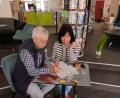 Bild: Erich Wein
Lernbegleiter Erich Wein mit Tamayo Gretener in der Leseecke der Stadtbibliothek.