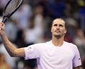 Bild: Frank Franklin II/AP/dpa
Alexander Zverev winkt nach seinem Sieg ins Publikum.