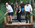 Bild: Rudolf Hirsch
Heimatminister Albert Füracker (links) und Landrat Thomas Ebeling (rechts) hangelten sich über die Wasserstelle im Erlebnispark "Wasser - Fisch - Natur" am Murner See, angefeuert von der stellvertretenden Landrätin und Kreisbäuerin Sabine Schindler (Mitte).