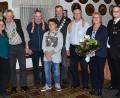 Bild: fjo
Schützenmeisterin Hildegard Werner (links) kürt mit Gauschützenmeister Stefan Brandmiller (rechts) Johann Schönberger, Franz Wildenauer, Aaron Kleber, Johann Kick, Franz Peintinger und Renate Forster (von links).