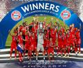Bild: Matthew Childs/Pool Reuters/AP/dpa
Der letzte Münchner Champions-League-Triumph fiel in die Corona-Zeit. Manuel Neuer reckt den Pokal in die Höhe. (Archivbild)
