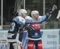 Bild: gb
Die Blue Devils kommen momentan aus dem Feiern nicht heraus: Hier bejubeln Herbert Geisberger (rechts) und Martin Heinisch am Freitag einen Treffer beim 7:6 nach Verlängerung gegen die Höchstadt Alligators. Am Sonntag gewannen die Weidener in Höchstadt mit 3:2 und landeten damit den fünften Sieg in Folge.