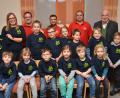 Bild: dob
Noch ist die Kinderfeuerwehr nicht offiziell aus der Taufe gehoben. Einheitliche T-Shirts markieren sie aber längst als ein Team. Rebecca Rupprecht (links) leitet die Kinder spielerisch an. Zur ersten Zusammenkunft mit den Eltern kam auch dritter Bürgermeister Johann Gollwitzer (rechts) vorbei. Die Kommandanten Klaus Rupprecht (Zweiter von rechts) und Christoph Gollwitzer (Zweiter von links) sowie Vorsitzender Florian Lukas (Mitte) sind begeistert von der Nachwuchsgruppe.