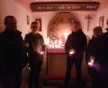 Bild: hzi
Mitorganisator Georg Schraml und Vertreter der KLJB Thurndorf (von links) bringen die Figur der Gottesmutter in die Kapelle in Obertreinreuth.
